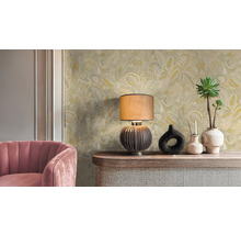Intérieur avec papier peint à motifs floraux, lampe de table, décoration et fauteuil rose