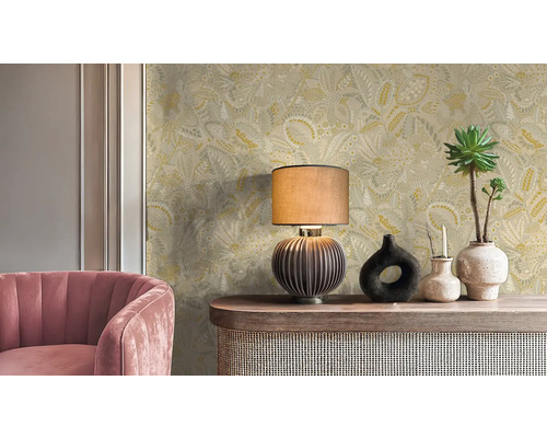 Intérieur avec papier peint à motifs floraux, lampe de table, décoration et fauteuil rose