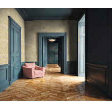 Couloir avec papier peint à fleurs, plancher en bois et encadrements de porte
