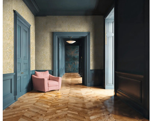 Couloir avec papier peint à fleurs, plancher en bois et encadrements de porte