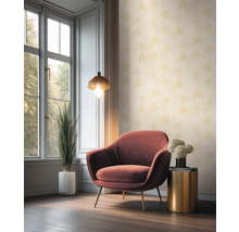 Pièce avec fauteuil, table d'appoint, lampadaire et plante d'intérieur