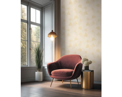 Pièce avec fauteuil, table d'appoint, lampadaire et plante d'intérieur