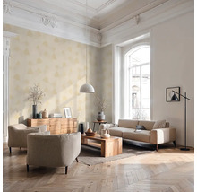 Salon avec canapé, fauteuils, table en bois, commode et papier peint dans un design clair et spacieux