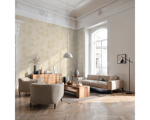Salon avec canapé, fauteuils, table en bois, commode et papier peint dans un design clair et spacieux