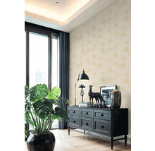 Salon avec commode, plante d'intérieur et décoration