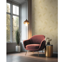 Vue intérieure d'une pièce avec fauteuil, table d'appoint, plante d'intérieur, suspension et fenêtre