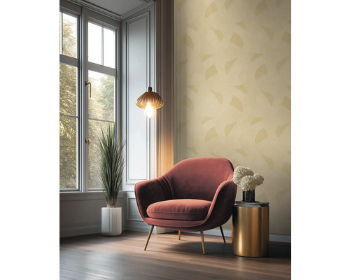 Vue intérieure d'une pièce avec fauteuil, table d'appoint, plante d'intérieur, suspension et fenêtre
