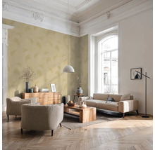 Salon lumineux avec canapé, fauteuils, table en bois et éléments décoratifs.