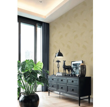 Salon avec papier peint à motifs, commode et plante d'intérieur pour une ambiance agréable.