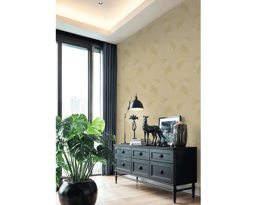 Salon avec papier peint à motifs, commode et plante d'intérieur pour une ambiance agréable.