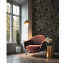 Salon avec fauteuil, table d'appoint, plante d'intérieur et papier peint à motifs