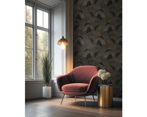 Salon avec fauteuil, table d'appoint, plante d'intérieur et papier peint à motifs
