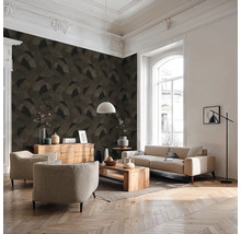 Salon avec papier peint à motifs, canapé, fauteuil et table en bois