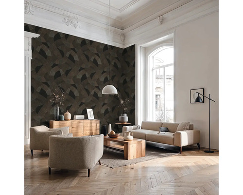 Salon avec papier peint à motifs, canapé, fauteuil et table en bois