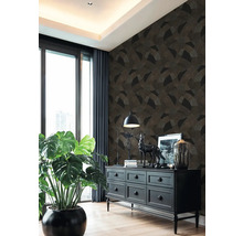 Salon avec papier peint à motifs, commode, fenêtre et plante d'intérieur