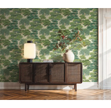 Intérieur avec papier peint à motif d'arbres, commode en bois, lampe de table et vase