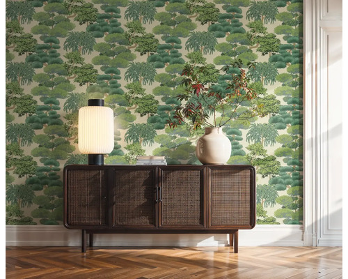 Intérieur avec papier peint à motif d'arbres, commode en bois, lampe de table et vase