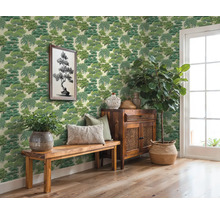 Pièce décorée avec papier peint à motif d'arbre, banc, commode et plantes d'intérieur