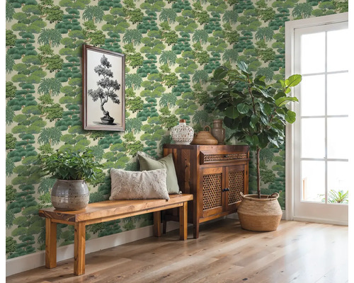 Pièce décorée avec papier peint à motif d'arbre, banc, commode et plantes d'intérieur