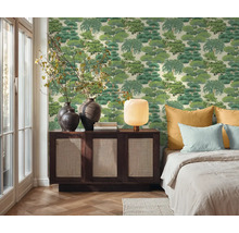Chambre avec papier peint à motifs, commode et lit