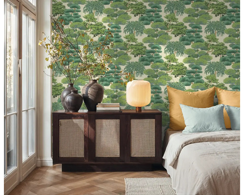 Chambre avec papier peint à motifs, commode et lit