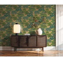Papier peint décoratif vert avec motif d'arbres derrière une armoire en bois dans la pièce.