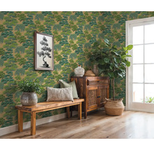 Pièce avec papier peint arbre vert, banc en bois, armoire et plantes en pot pour une atmosphère naturelle