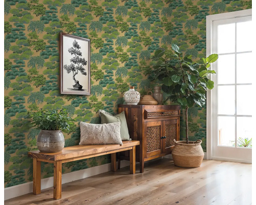 Pièce avec papier peint arbre vert, banc en bois, armoire et plantes en pot pour une atmosphère naturelle