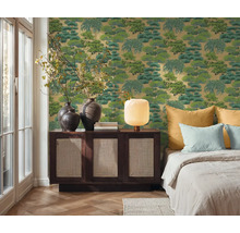 Chambre avec papier peint à motifs, commode et lit