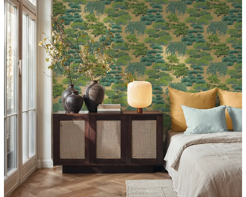 Chambre avec papier peint à motifs, commode et lit