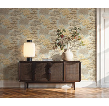 Pièce décorative avec papier peint à motifs, parquet et buffet avec lampe et vase