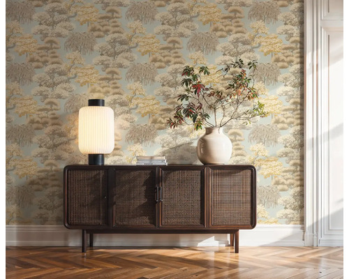 Pièce décorative avec papier peint à motifs, parquet et buffet avec lampe et vase