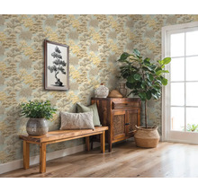 Pièce décorative avec papier peint à motifs, banc en bois, armoire et plantes d'intérieur pour une atmosphère chaleureuse