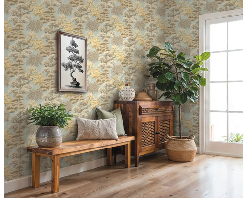 Pièce décorative avec papier peint à motifs, banc en bois, armoire et plantes d'intérieur pour une atmosphère chaleureuse