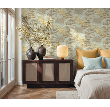 Espace de vie décoratif avec papier peint à motifs, commode, lampe et lit