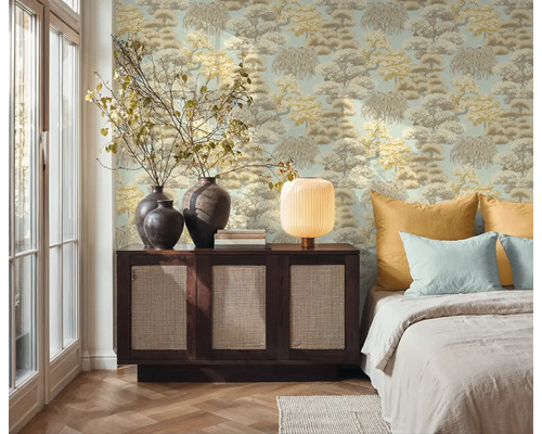 Espace de vie décoratif avec papier peint à motifs, commode, lampe et lit
