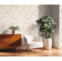 Salon avec papier peint à motifs, fauteuil et commode