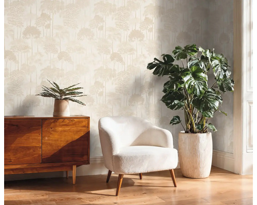 Salon avec papier peint à motifs, fauteuil et commode