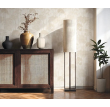 Scène de salon avec commode, vases, lampadaire et plante d'intérieur