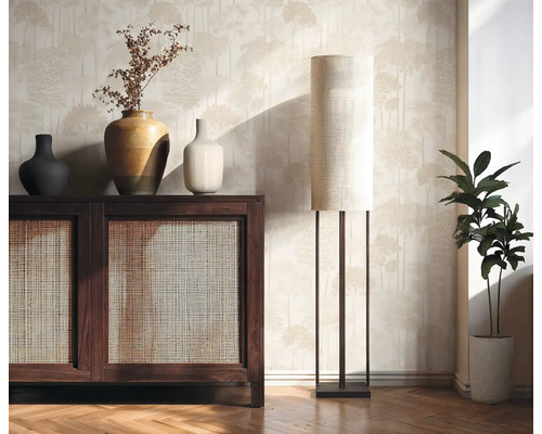 Scène de salon avec commode, vases, lampadaire et plante d'intérieur