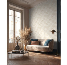 Salon avec canapé, table et papier peint à motifs