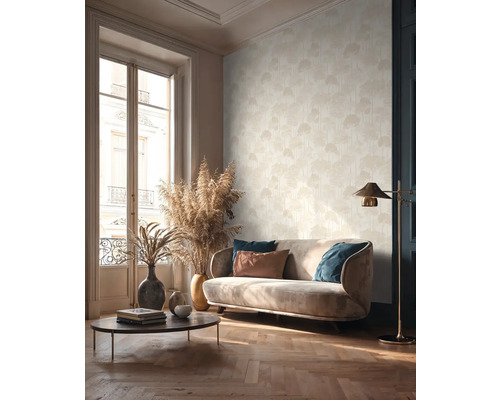 Salon avec canapé, table et papier peint à motifs