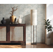 Vue d'intérieur avec commode en bois, lampe de table et plante d'intérieur devant un papier peint à motifs