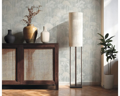 Vue d'intérieur avec commode en bois, lampe de table et plante d'intérieur devant un papier peint à motifs