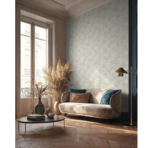 Salon avec canapé, table basse, lampadaire et papier peint à motif d'arbres