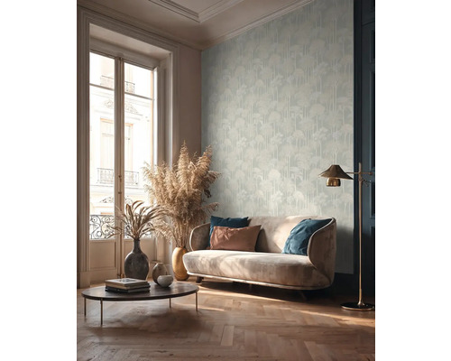 Salon avec canapé, table basse, lampadaire et papier peint à motif d'arbres