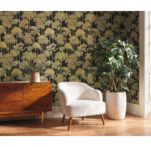 Intérieur avec commode, fauteuil, plante d'intérieur et papier peint à motif d'arbres