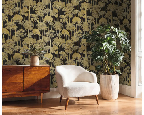 Intérieur avec commode, fauteuil, plante d'intérieur et papier peint à motif d'arbres