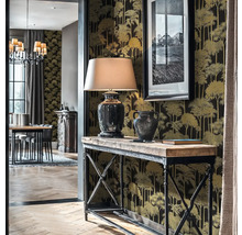 Entrée avec console, lampe et papier peint à motifs