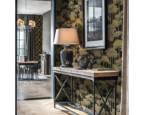 Entrée avec console, lampe et papier peint à motifs